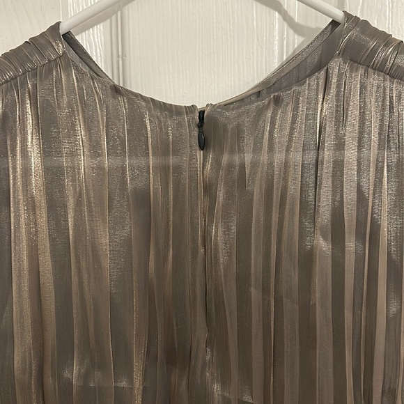 Vince Moonstone Iridescent Pleated Shell Sleeveless Top NWT Size Small - Picture 8 of 10